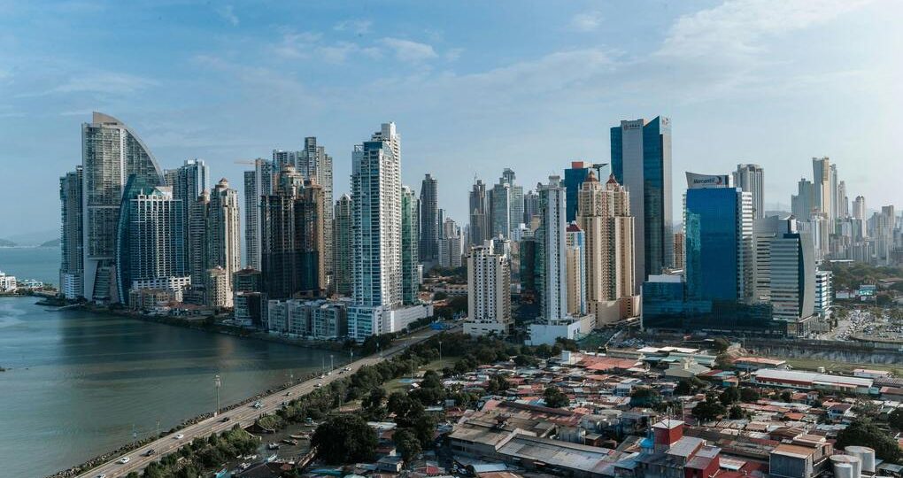 How United States citizens can obtain permanent residency in Panama